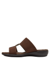 Calzado casual femenino en color café, textil suave, con detalles dorados, ideal para outfits relajados.