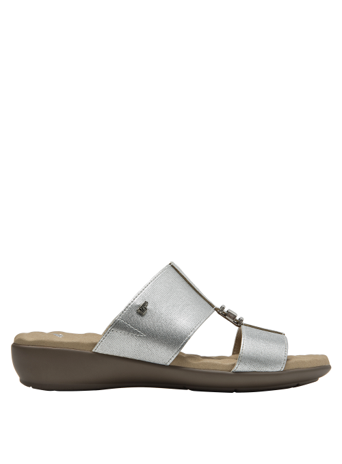 Elegante sandalia de mujer en textil plateado, ideal para ocasiones casuales.