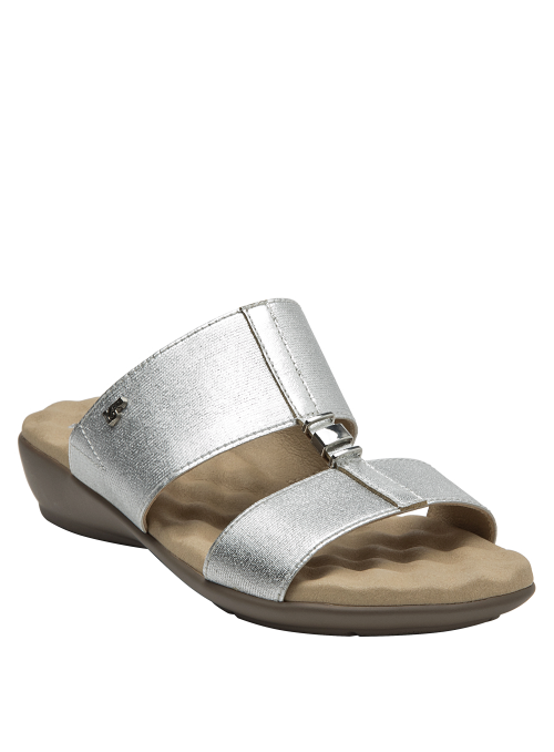 Elegante sandalia de mujer en textil plateado, ideal para ocasiones casuales.