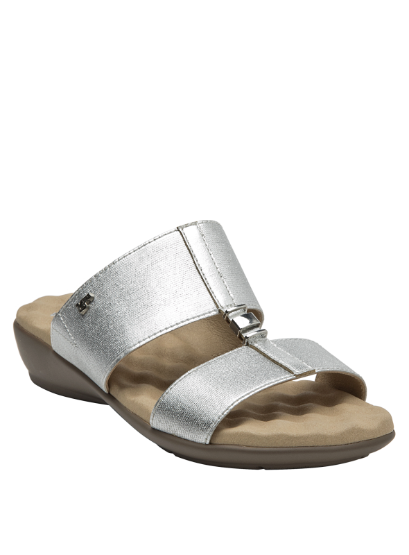 Elegante sandalia de mujer en textil plateado, ideal para ocasiones casuales.