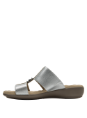 Detalle del textil iridiscente en sandalia casual chic para mujer.