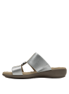 Detalle del textil iridiscente en sandalia casual chic para mujer.