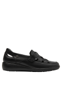 Calzado de cuero negro femenino, perfecto para caminatas y actividades prolongadas con estilo.