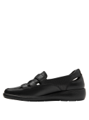 Zapato casual de cuero negro para mujer, ideal para combinar con vestimenta semi-formal.