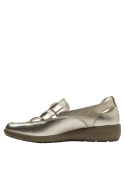 Calzado casual en cuero dorado brillante, ideal para looks elegantes.