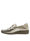 Calzado casual en cuero dorado brillante, ideal para looks elegantes.