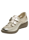 Mocasín dorado de cuero para mujer con aberturas y tiras entrelazadas.