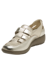 Mocasín dorado de cuero para mujer con aberturas y tiras entrelazadas.