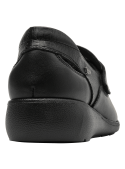Zapato de cuero negro casual para mujer con diseño entrelazado elegante y clásico.