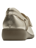 Zapato mocasín dorado de mujer en cuero con diseño moderno y casual.