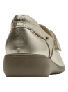 Zapato mocasín dorado de mujer en cuero con diseño moderno y casual.