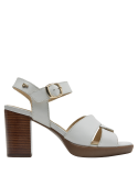 Sandalia blanca minimalista de cuero con detalles sofisticados, ideal para reuniones informales.