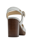Elegante sandalia de cuero blanco con acabado liso, perfecta para un look casual chic.
