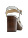 Elegante sandalia de cuero blanco con acabado liso, perfecta para un look casual chic.