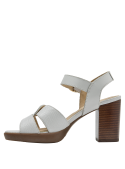 Sandalia de cuero blanco con taco bloque y base que imita madera, ideal para eventos al aire libre.