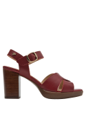 Sandalia de cuero rojo con toque vintage, correa en el tobillo y talón imitación madera.