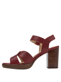Sandalia casual de mujer, cuero rojo, estilo retro-chic con detalles modernos.