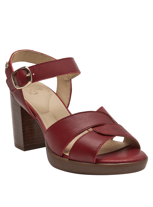 Sandalia de cuero rojo oscuro con correa ajustable y hebilla dorada, diseño elegante.