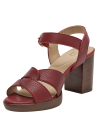 Sandalia de mujer roja en cuero liso con tiras cruzadas, talón alto y ancho con acabado madera.