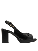 Textura charolada en sandalia negra de mujer, diseño versátil para combinar con atuendos formales.