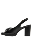Tacón alto y grueso en sandalia negra formal de cuero, ideal para eventos elegantes y formales.