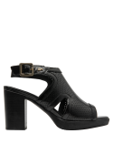 Sandalia casual de cuero negro con brillo charolado, perforaciones y hebilla dorada.