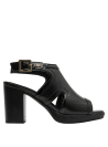 Sandalia casual de cuero negro con brillo charolado, perforaciones y hebilla dorada.