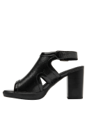 Sandalia negra de cuero charolado, diseño elegante con perforaciones y cierre sofisticado.