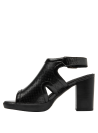 Sandalia negra de cuero charolado, diseño elegante con perforaciones y cierre sofisticado.