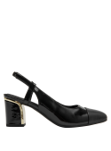 Zapato de cuero negro con contraste de texturas y taco mediano, sofisticado y moderno.