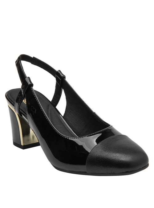 Zapato de mujer en charol negro con textura lisa y acabado brillante, estilo años 60.