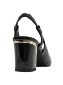 Calzado formal de charol negro con tira ajustable, ideal para eventos sociales y profesionales.