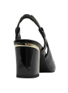 Calzado formal de charol negro con tira ajustable, ideal para eventos sociales y profesionales.