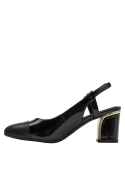Elegante zapato de charol negro con taco cuadrado y detalle metálico, estilo retro-chic.