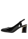 Elegante zapato de charol negro con taco cuadrado y detalle metálico, estilo retro-chic.
