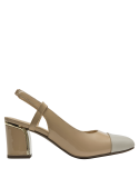 Zapato de cuero beige para mujer, sofisticado y versátil, con taco cómodo para oficina.