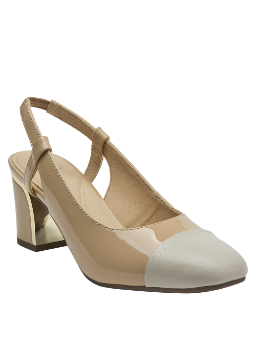 Clásico zapato de cuero beige para mujer, ideal para eventos formales y reuniones.