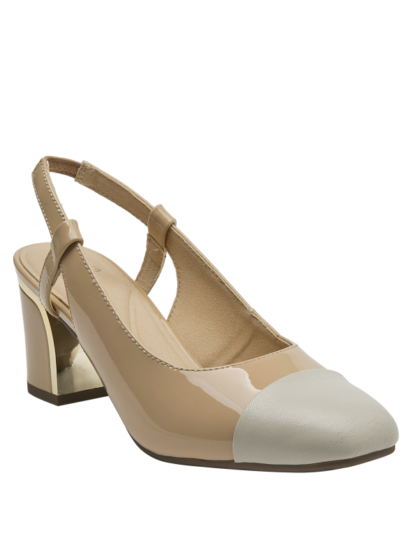 Clásico zapato de cuero beige para mujer, ideal para eventos formales y reuniones.