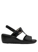 Elegante sandalia de cuero negro con contraste entre cuero liso y textura de cocodrilo.