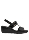Elegante sandalia de cuero negro con contraste entre cuero liso y textura de cocodrilo.