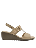 Elegante sandalia de cuero beige para mujer con detalle de cocodrilo y hebilla, cómoda para paseos.