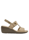 Elegante sandalia de cuero beige para mujer con detalle de cocodrilo y hebilla, cómoda para paseos.