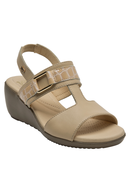 Sandalia de cuero liso beige con correa texturizada y hebilla dorada, perfecta para un look casual chic.