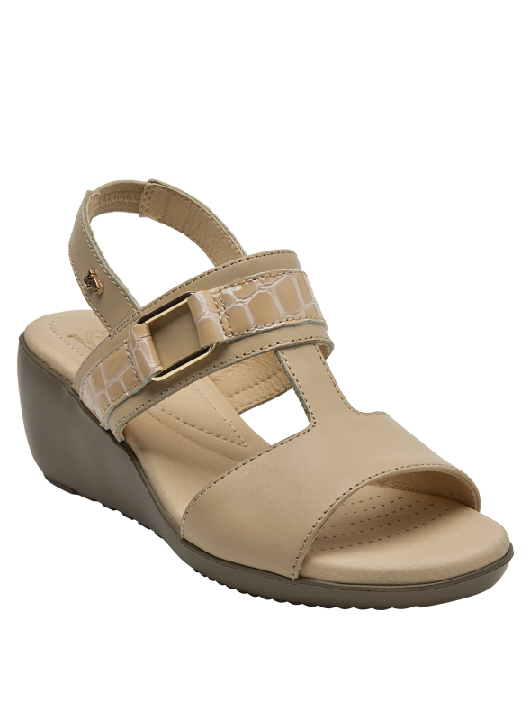 Sandalia de cuero liso beige con correa texturizada y hebilla dorada, perfecta para un look casual chic.