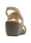 Sandalia formal de cuero beige con textura decorativa y hebilla, versátil para ocasiones informales.