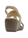 Sandalia formal de cuero beige con textura decorativa y hebilla, versátil para ocasiones informales.