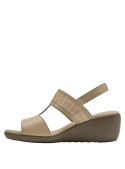 Detalle de hebilla dorada en sandalia de cuero beige, ideal para estilo casual elegante.