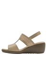 Detalle de hebilla dorada en sandalia de cuero beige, ideal para estilo casual elegante.