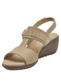 Sandalia beige de cuero para mujer con correa ancha y textura de cocodrilo en diseño formal chic.