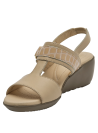 Sandalia beige de cuero para mujer con correa ancha y textura de cocodrilo en diseño formal chic.